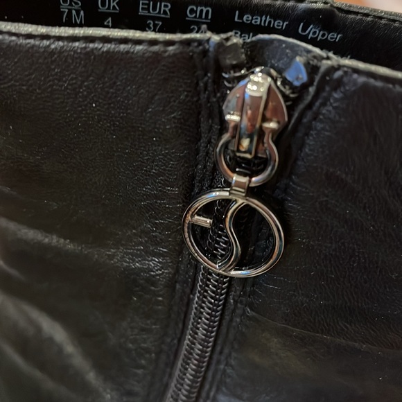 Women’s black leather booties - Picture 6 of 11